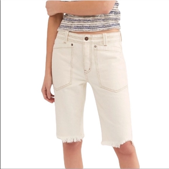FREE PEOPLE NWT We The Free Frayed Button Fly Jean Shorts Size 25 in Natural - Picture 3 of 15